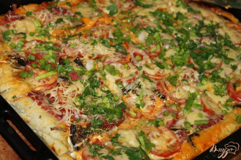 Фото приготовление рецепта: Пицца на дрожжевом тесте с колбасой, грибами и помидорами шаг №8