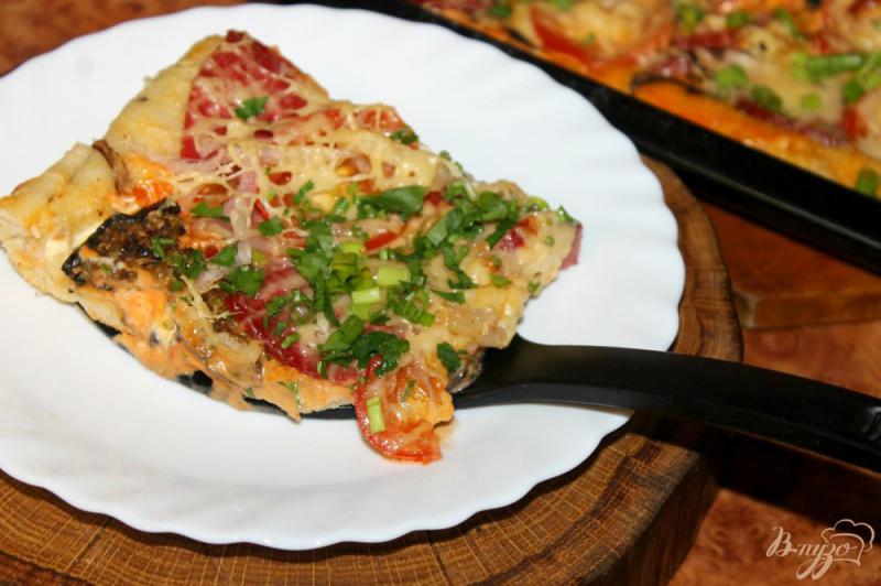 Фото приготовление рецепта: Пицца на дрожжевом тесте с колбасой, грибами и помидорами шаг №9