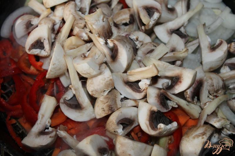 Фото приготовление рецепта: Тушенный картофель с грибами, баклажаном и свининой шаг №6