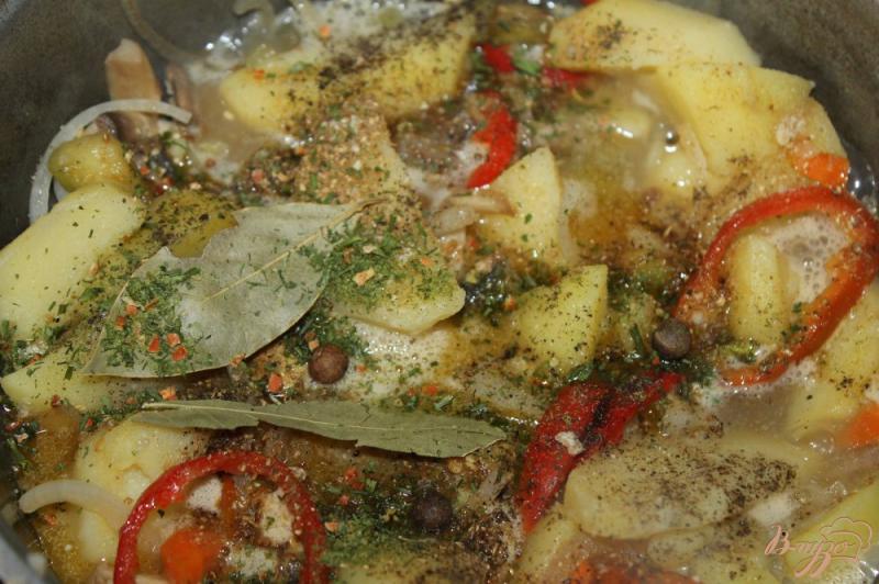 Фото приготовление рецепта: Тушенный картофель с грибами, баклажаном и свининой шаг №8