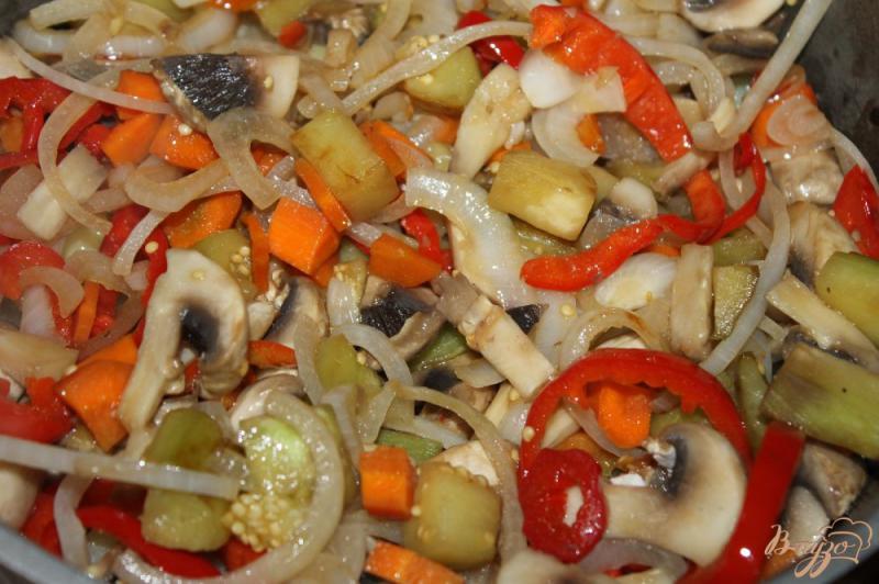 Фото приготовление рецепта: Тушенный картофель с грибами, баклажаном и свининой шаг №7