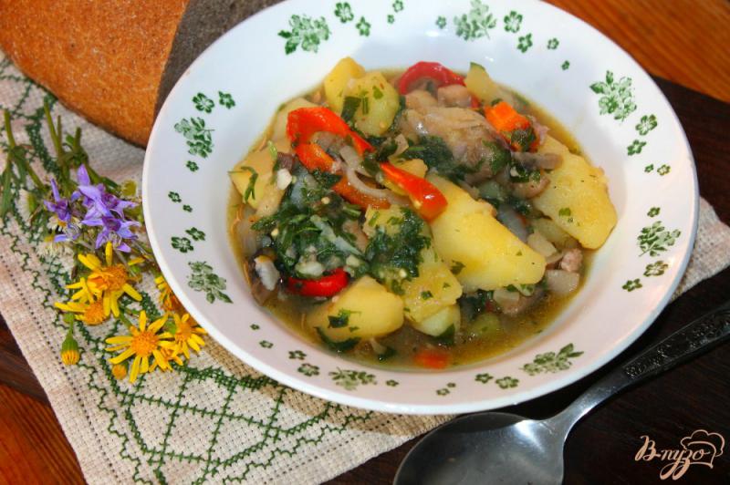 Фото приготовление рецепта: Тушенный картофель с грибами, баклажаном и свининой шаг №10