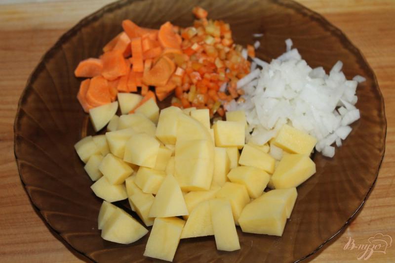 Фото приготовление рецепта: Суп с колбасой и кабачком шаг №1