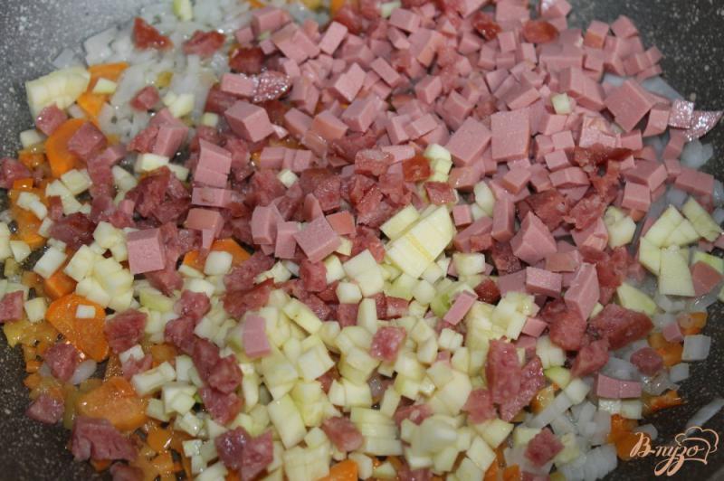 Фото приготовление рецепта: Суп с колбасой и кабачком шаг №5