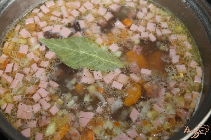 Фото приготовление рецепта: Суп с колбасой и кабачком шаг №6