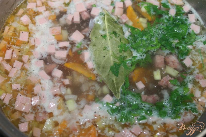 Фото приготовление рецепта: Суп с колбасой и кабачком шаг №7