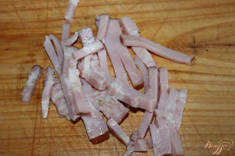 Фото приготовление рецепта: Салат с сыром, овощами и свиной грудинкой шаг №4