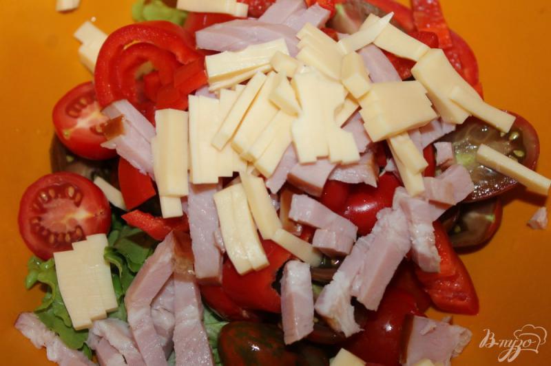 Фото приготовление рецепта: Салат с сыром, овощами и свиной грудинкой шаг №6
