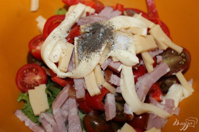 Фото приготовление рецепта: Салат с сыром, овощами и свиной грудинкой шаг №7