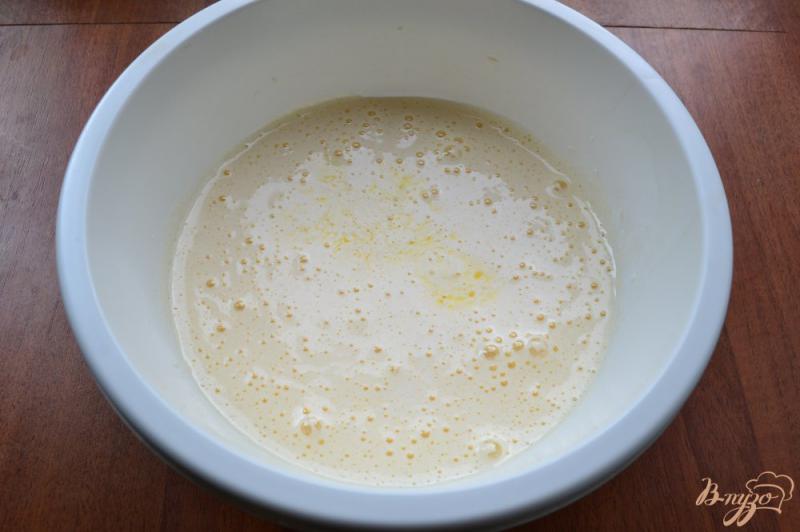 Фото приготовление рецепта: Пирог со сливами в мультиварке шаг №4