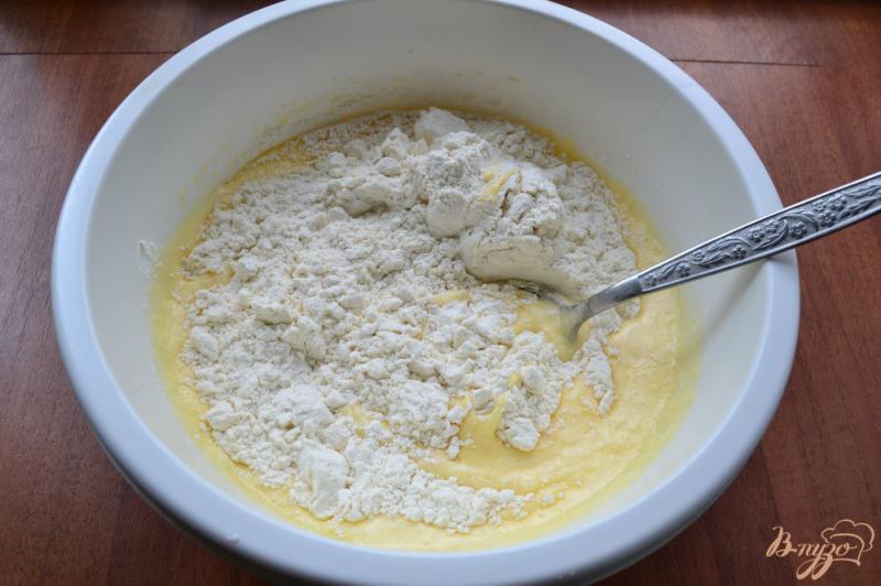 Фото приготовление рецепта: Пирог со сливами в мультиварке шаг №5