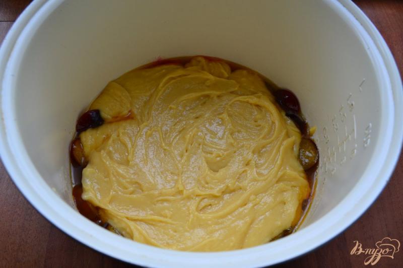 Фото приготовление рецепта: Пирог со сливами в мультиварке шаг №7