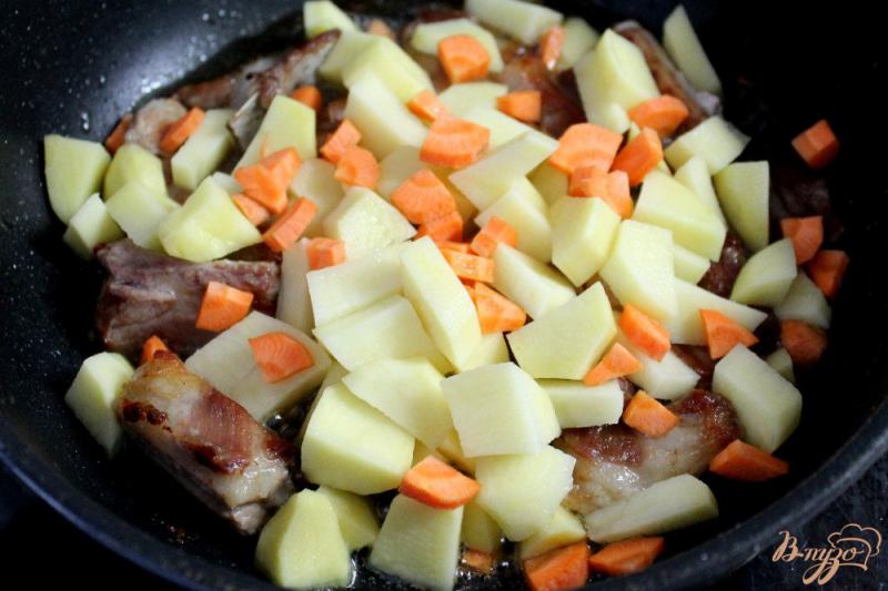 Фото приготовление рецепта: Свиные ребрышки с капустой и картофелем шаг №2