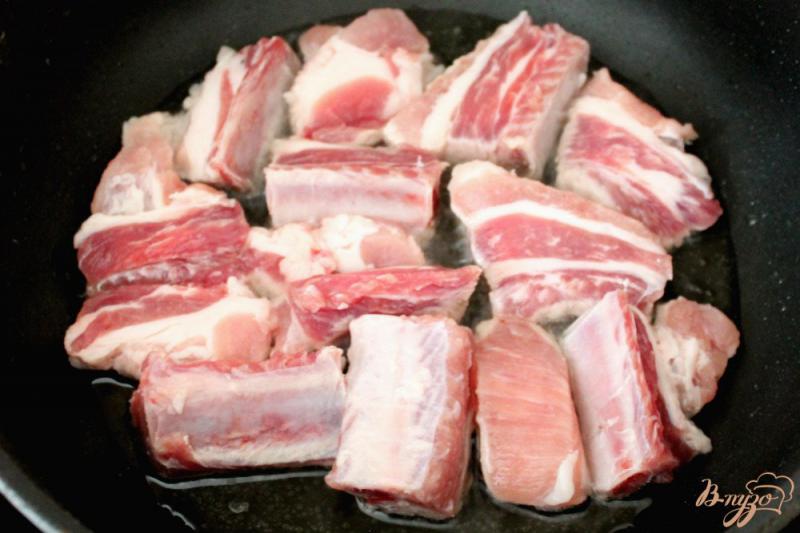Фото приготовление рецепта: Свиные ребрышки с капустой и картофелем шаг №1