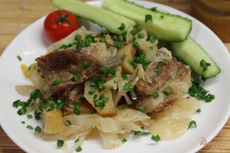 Фото приготовление рецепта: Свиные ребрышки с капустой и картофелем шаг №5