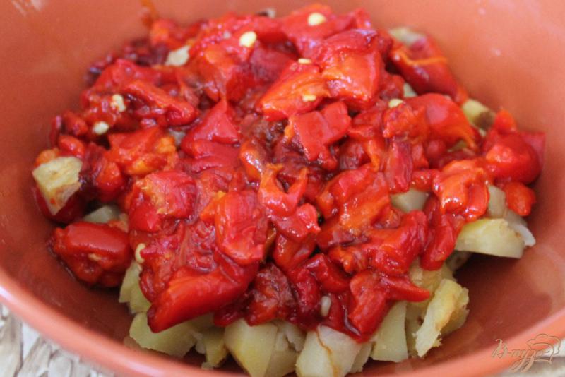 Фото приготовление рецепта: Салат из рукколы с печеным перцем и картофелем шаг №3