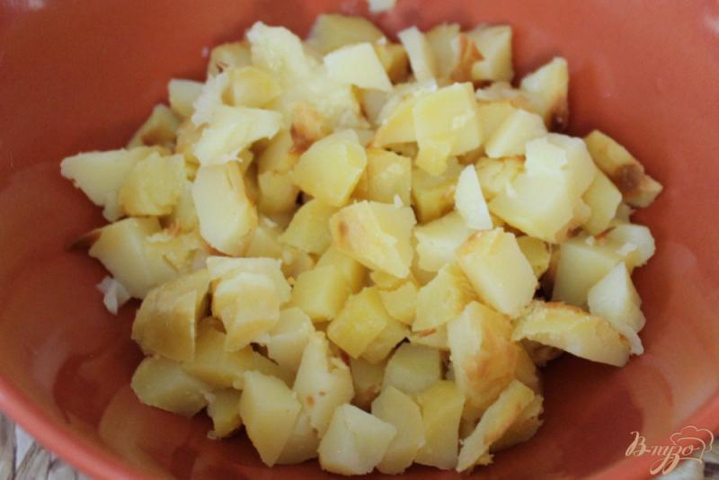 Фото приготовление рецепта: Салат из рукколы с печеным перцем и картофелем шаг №2