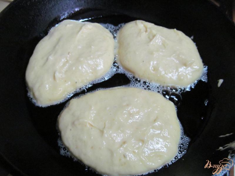 Фото приготовление рецепта: Пушистые сырные блинчики шаг №3