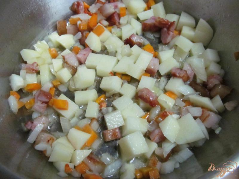 Фото приготовление рецепта: Суп с маринованной капустой и грибами шаг №3