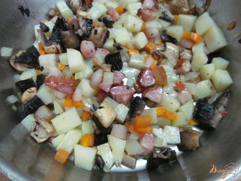 Фото приготовление рецепта: Суп с маринованной капустой и грибами шаг №4
