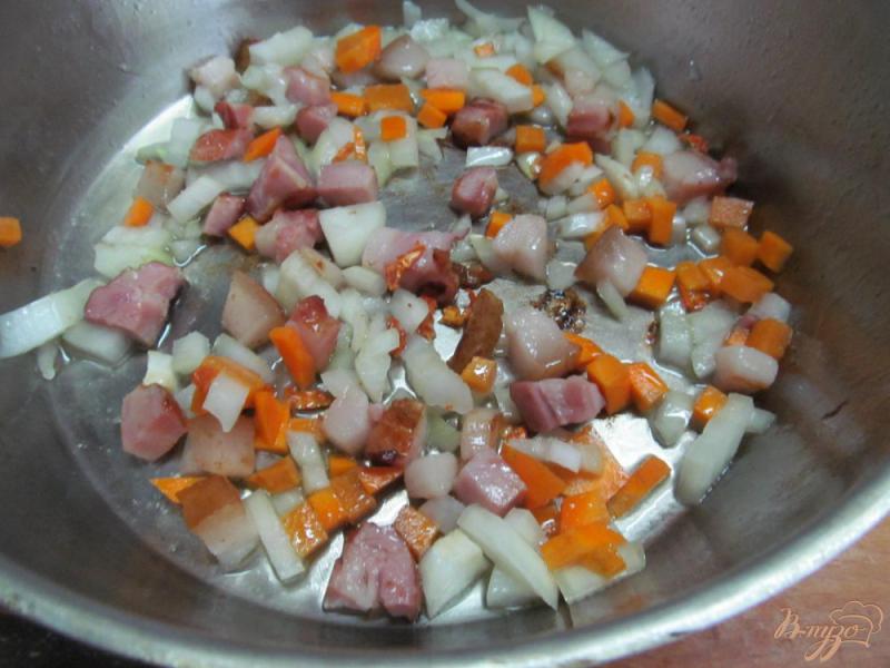 Фото приготовление рецепта: Суп с маринованной капустой и грибами шаг №2