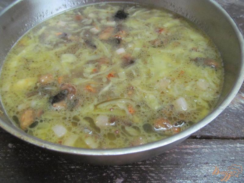 Фото приготовление рецепта: Суп с маринованной капустой и грибами шаг №6