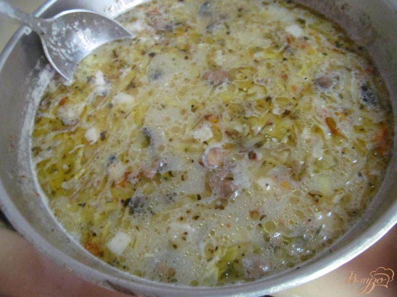 Фото приготовление рецепта: Суп с маринованной капустой и грибами шаг №7