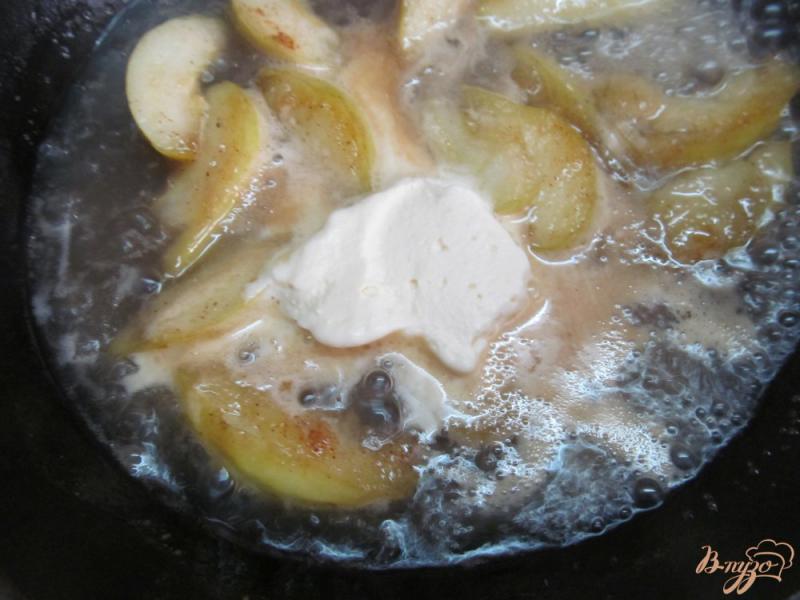 Фото приготовление рецепта: Йоркширские пудинги с карамельным яблоком шаг №6