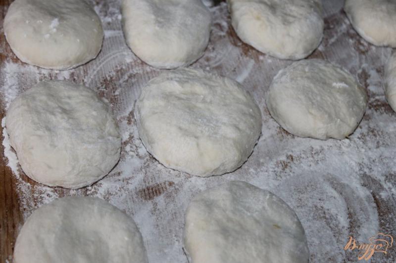 Фото приготовление рецепта: Пышные жареные пирожки с тушеной капустой шаг №8