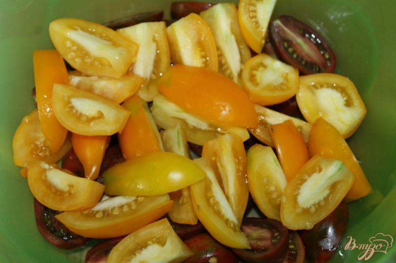 Фото приготовление рецепта: Салат с жареными шампиньонами, помидорами и сыром шаг №2