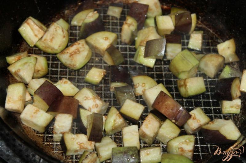 Фото приготовление рецепта: Салат с жареными шампиньонами, помидорами и сыром шаг №6
