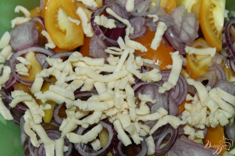 Фото приготовление рецепта: Салат с жареными шампиньонами, помидорами и сыром шаг №5