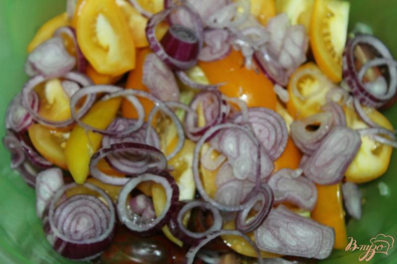Фото приготовление рецепта: Салат с жареными шампиньонами, помидорами и сыром шаг №4