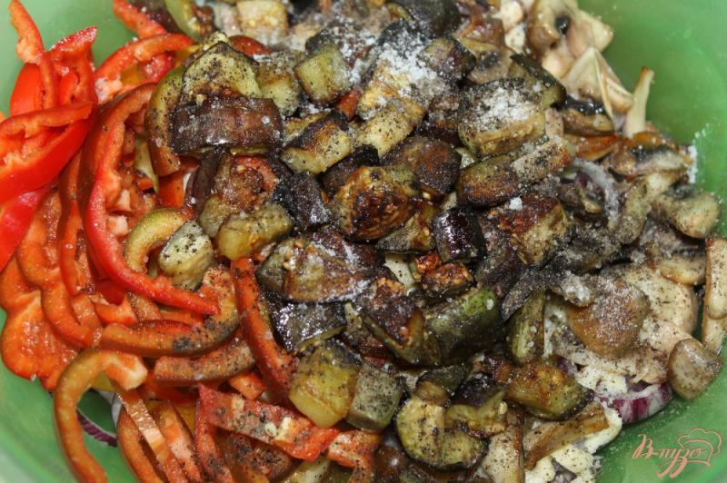 Фото приготовление рецепта: Салат с жареными шампиньонами, помидорами и сыром шаг №7
