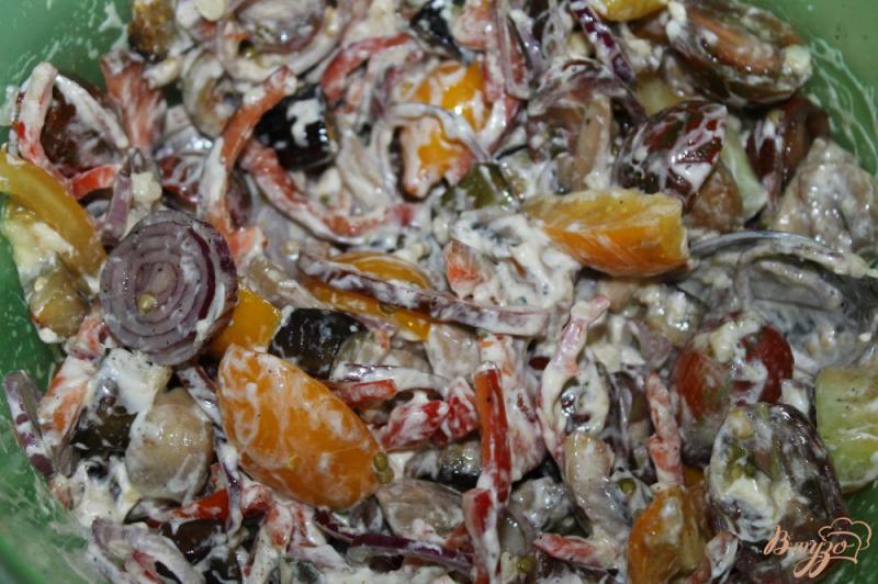 Фото приготовление рецепта: Салат с жареными шампиньонами, помидорами и сыром шаг №8