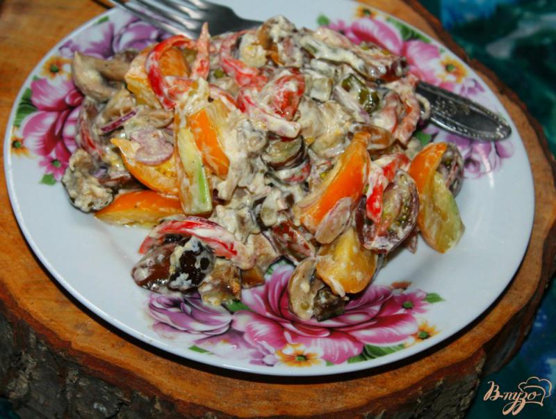 Фото приготовление рецепта: Салат с жареными шампиньонами, помидорами и сыром шаг №9