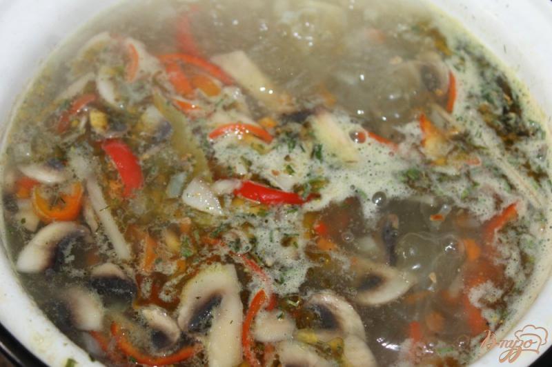 Фото приготовление рецепта: Суп с фрикадельками и шампиньонами шаг №5