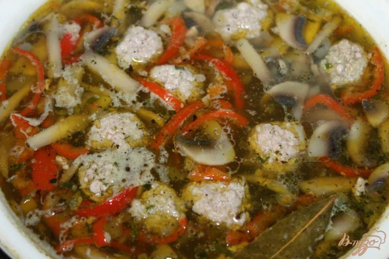 Фото приготовление рецепта: Суп с фрикадельками и шампиньонами шаг №7