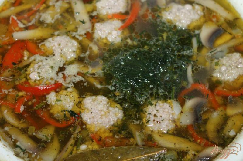 Фото приготовление рецепта: Суп с фрикадельками и шампиньонами шаг №8