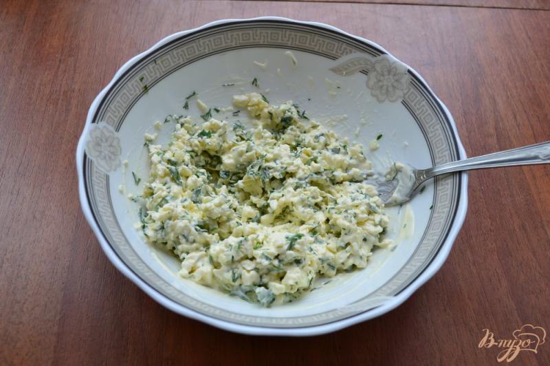 Фото приготовление рецепта: Баклажаны жареные с плавленым сыром, чесноком и зеленью шаг №3