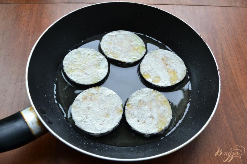 Фото приготовление рецепта: Баклажаны жареные с плавленым сыром, чесноком и зеленью шаг №4