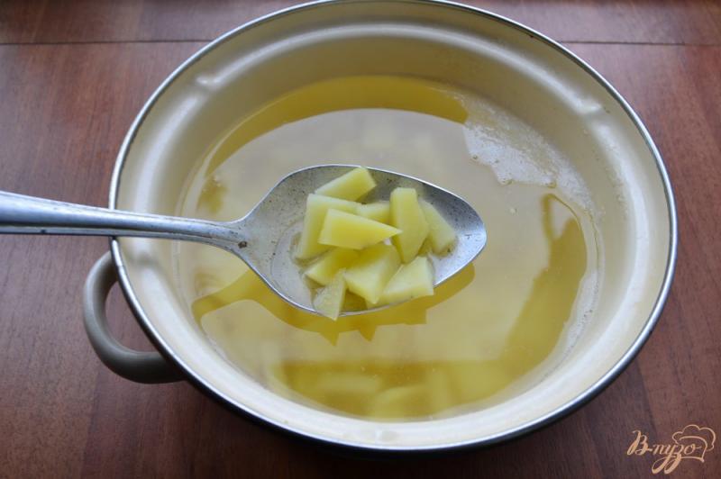 Фото приготовление рецепта: Суп с баклажанами и колбасой шаг №2