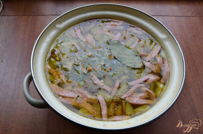 Фото приготовление рецепта: Суп с баклажанами и колбасой шаг №6
