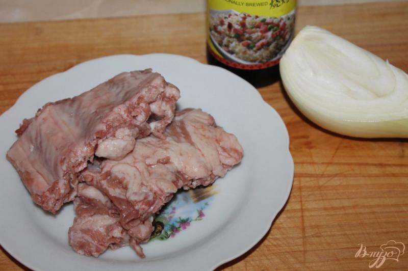 Фото приготовление рецепта: Жареные свиные ребра с луком в соусе Терияки шаг №1
