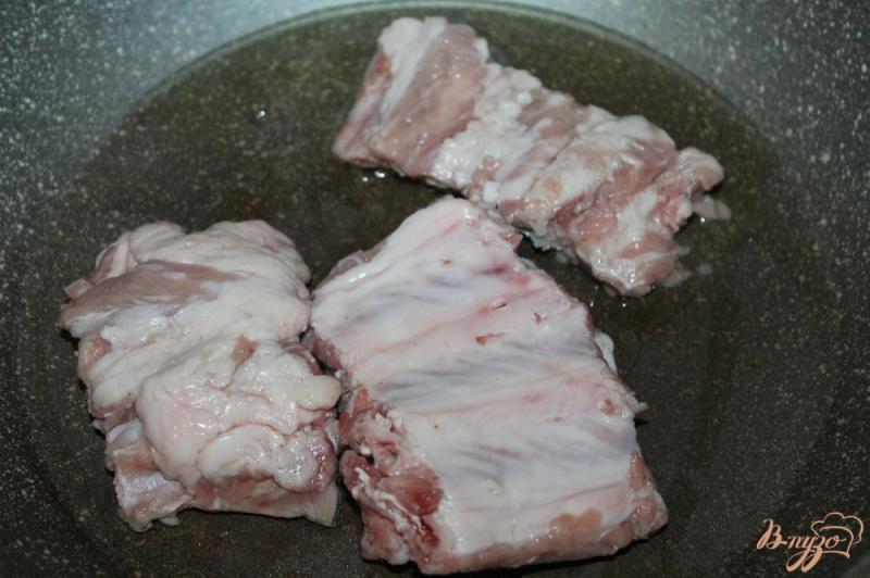 Фото приготовление рецепта: Жареные свиные ребра с луком в соусе Терияки шаг №2