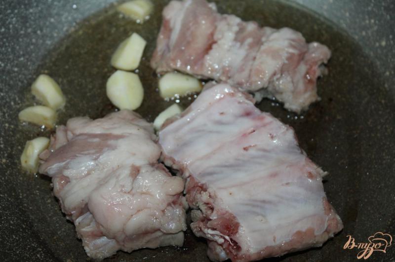 Фото приготовление рецепта: Жареные свиные ребра с луком в соусе Терияки шаг №3