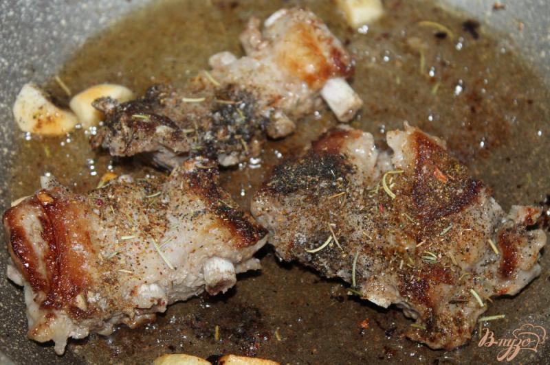 Фото приготовление рецепта: Жареные свиные ребра с луком в соусе Терияки шаг №4