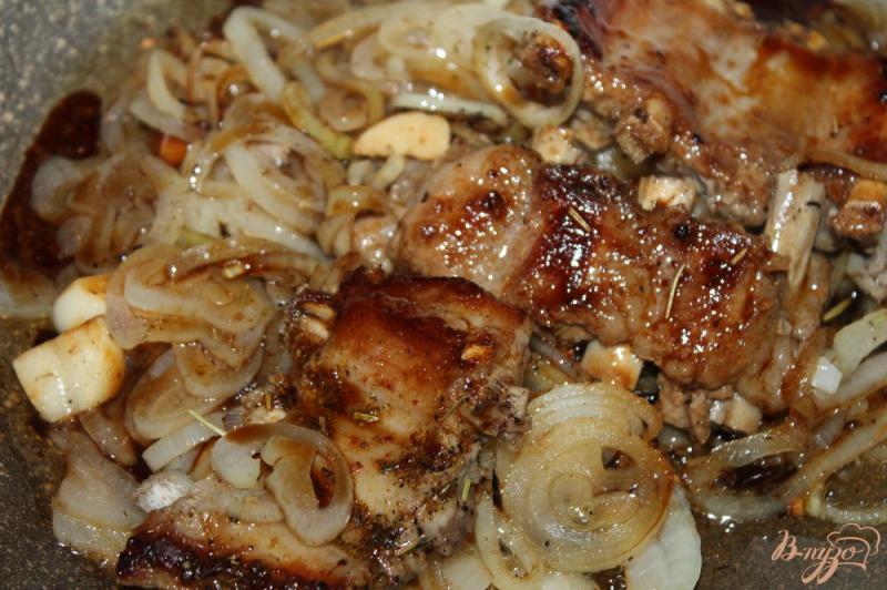 Фото приготовление рецепта: Жареные свиные ребра с луком в соусе Терияки шаг №6