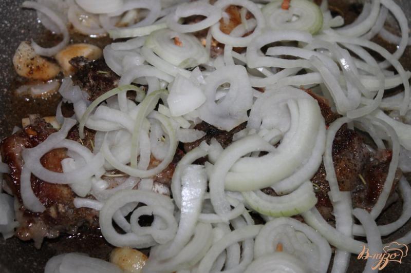 Фото приготовление рецепта: Жареные свиные ребра с луком в соусе Терияки шаг №5