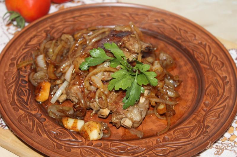 Фото приготовление рецепта: Жареные свиные ребра с луком в соусе Терияки шаг №7